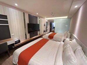 豪華四人房 | 客房內保險箱、筆電工作空間、隔音、熨斗/熨衣板