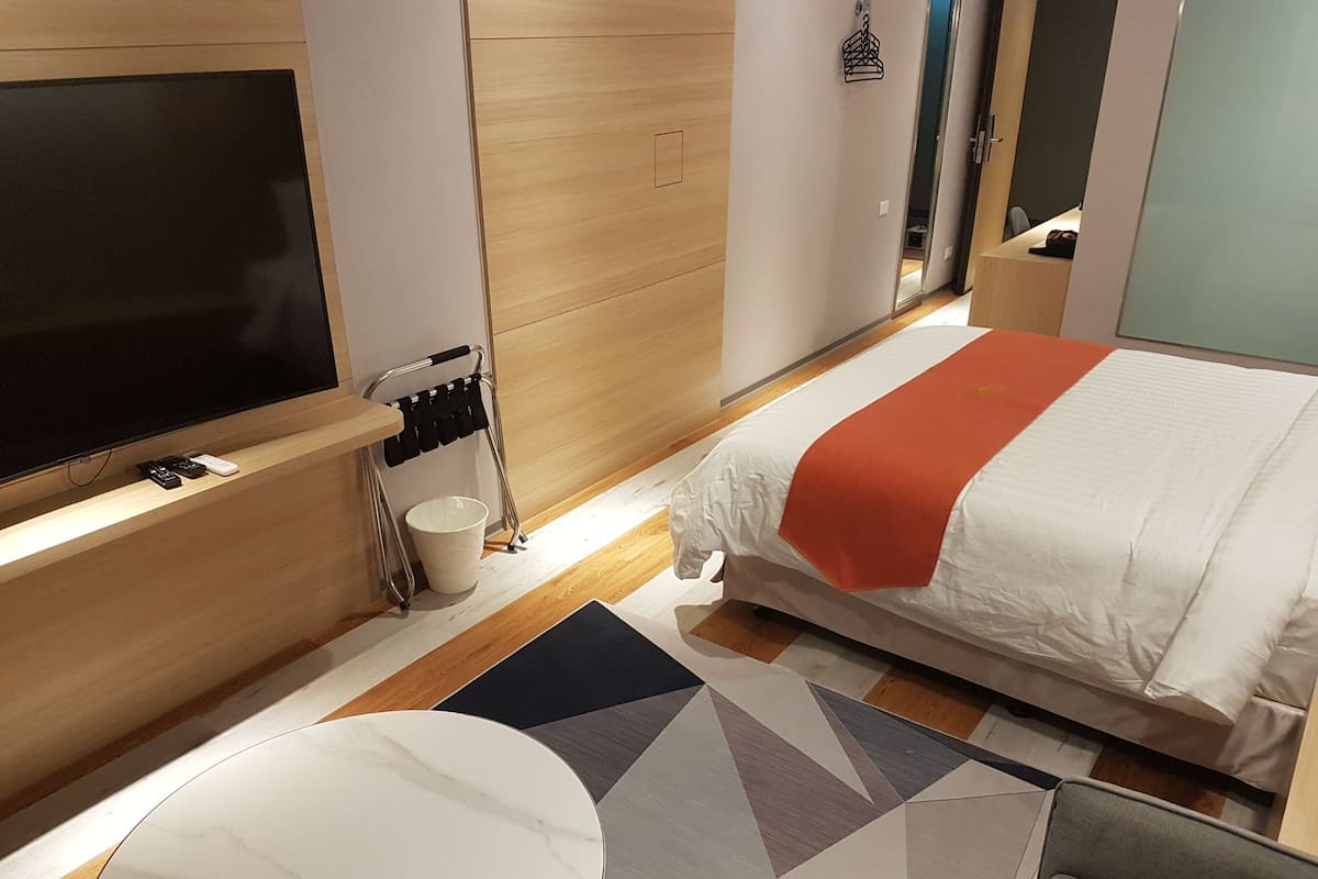 Habitación Deluxe doble | Caja fuerte y espacio para trabajar con un portátil
