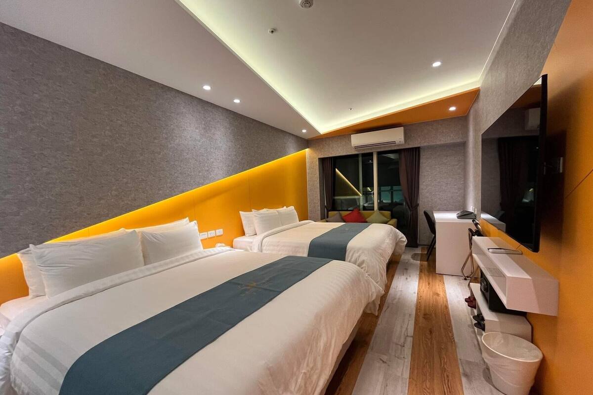 Habitación cuádruple Confort | Caja fuerte y espacio para trabajar con un portátil