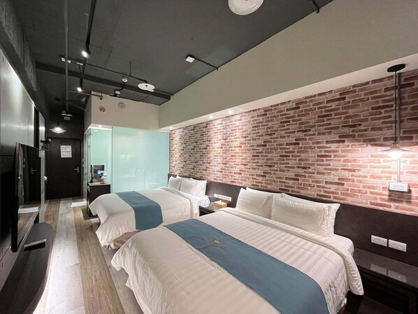 舒適四人房 | 客房內保險箱、筆電工作空間、隔音、熨斗/熨衣板