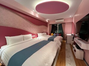 Comfort-Vierbettzimmer | Zimmersafe, laptopgeeigneter Arbeitsplatz, schallisolierte Zimmer