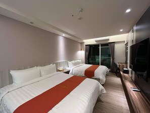 豪華四人房 | 客房內保險箱、筆電工作空間、隔音、熨斗/熨衣板