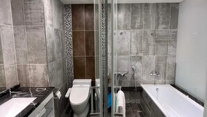 Habitación cuádruple Confort | Baño