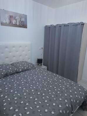 3 bedrooms, desk, iron/ironing board, travel crib