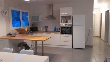 Een koelkast, een microgolfoven, een oven, een kookplaat