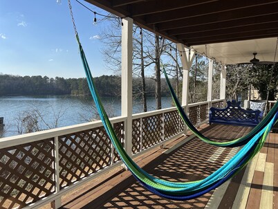 Stunning Lake Chalet close to Margaritaville & Aqualand
