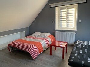 4 bedrooms, iron/ironing board, cots/infant beds, free WiFi