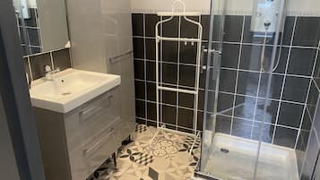 Douche, sĂšche-cheveux, serviettes fournies, papier toilette