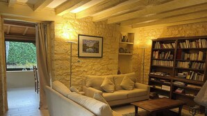Ein gemütliches Wohnzimmer mit einer Couch, einem Couchtisch und einem Bücherregal.