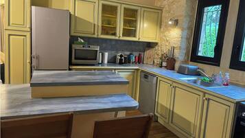 Réfrigérateur, micro-ondes, plaque de cuisson, lave-vaisselle