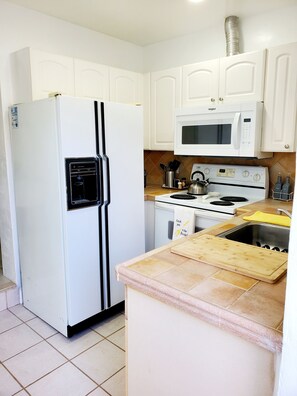 Réfrigérateur, micro-ondes, four, plaque de cuisson