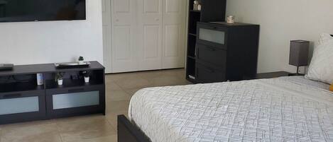 1 bedroom, in-room safe, iron/ironing board, free WiFi