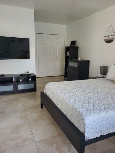  Cozy suite with private entrance and parking!!!