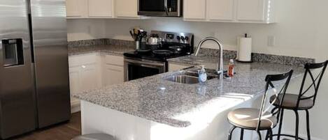 Refrigerador, microondas, horno, placa de cocina