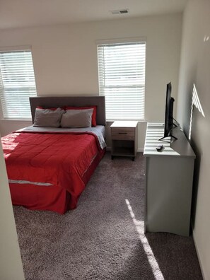 1 dormitorio, escritorio, tabla de planchar con plancha y wifi