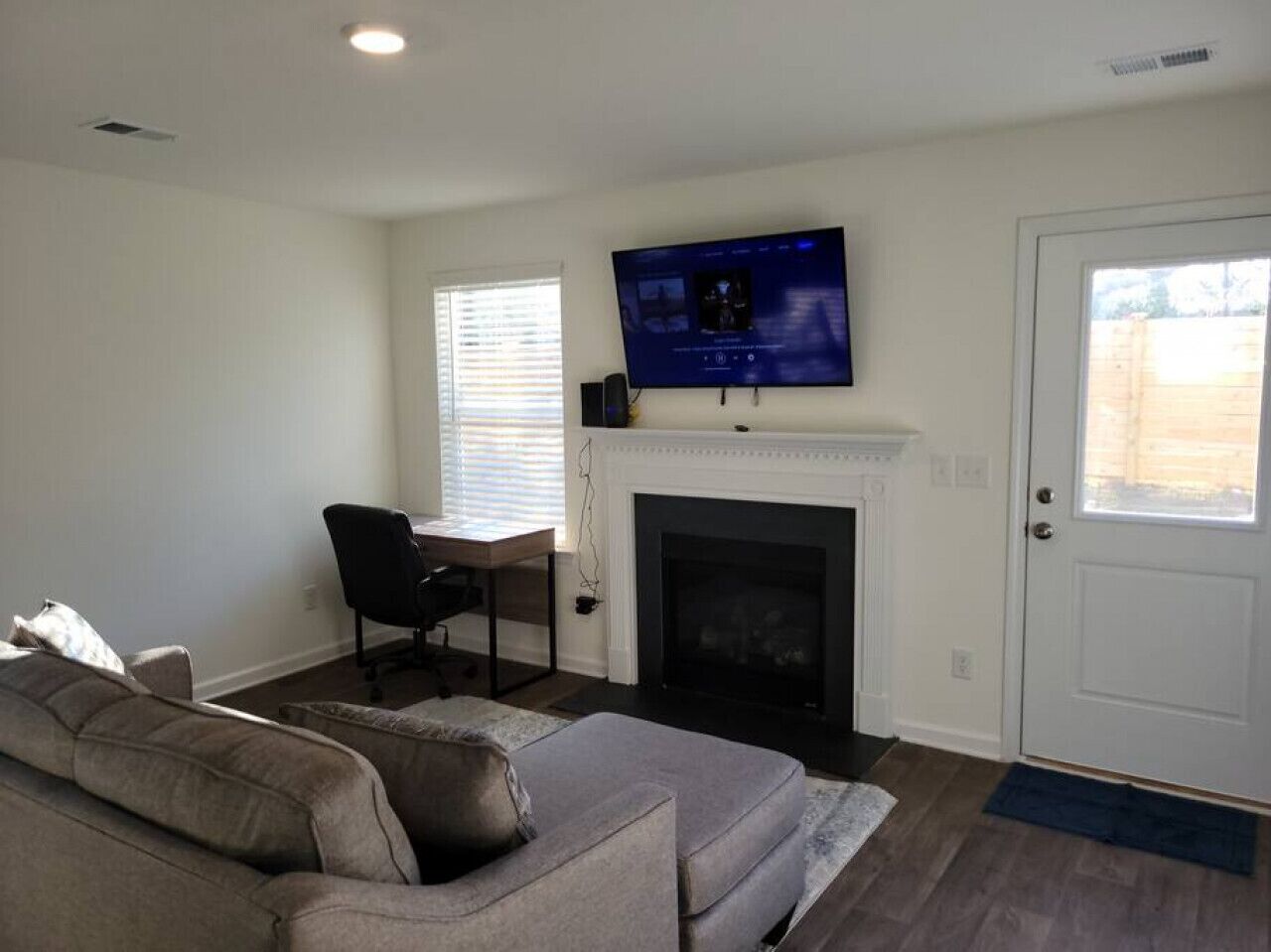 Smart TV, fireplace