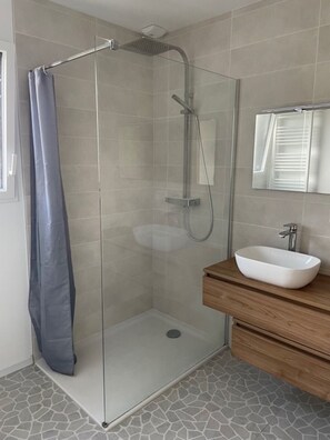 Ensemble douche/baignoire, papier toilette