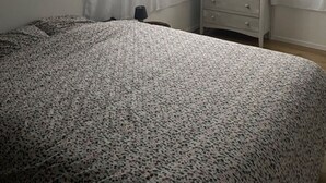 A bedroom with a bed, a dresser, and two windows with sheer curtains. - New house by the sea, Plounéour Brignogan Plages  (Plounéour-Brignogan-plages)
