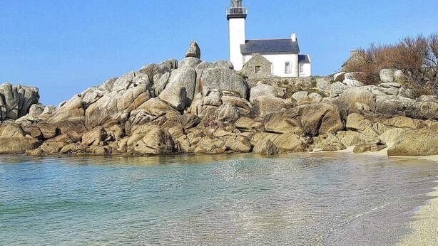 A lighthouse on a rocky shore with clear water in front. - New house by the sea, Plounéour Brignogan Plages  (Plounéour-Brignogan-plages)