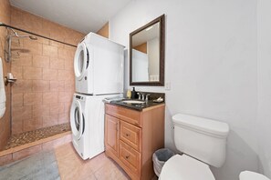 Dusche, Haartrockner, Handtücher, Seife