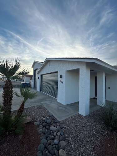 Cheerful 3 bedroom home with RV Garage Parking