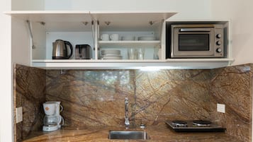 Standard Apartment | Private kitchen | Oven, stovetop, toaster, toaster oven