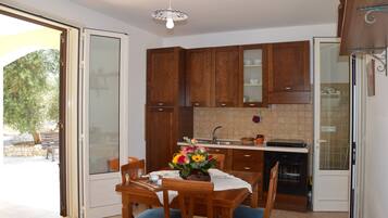 Refrigerador, horno, parrilla de estufa y utensilios de cocina