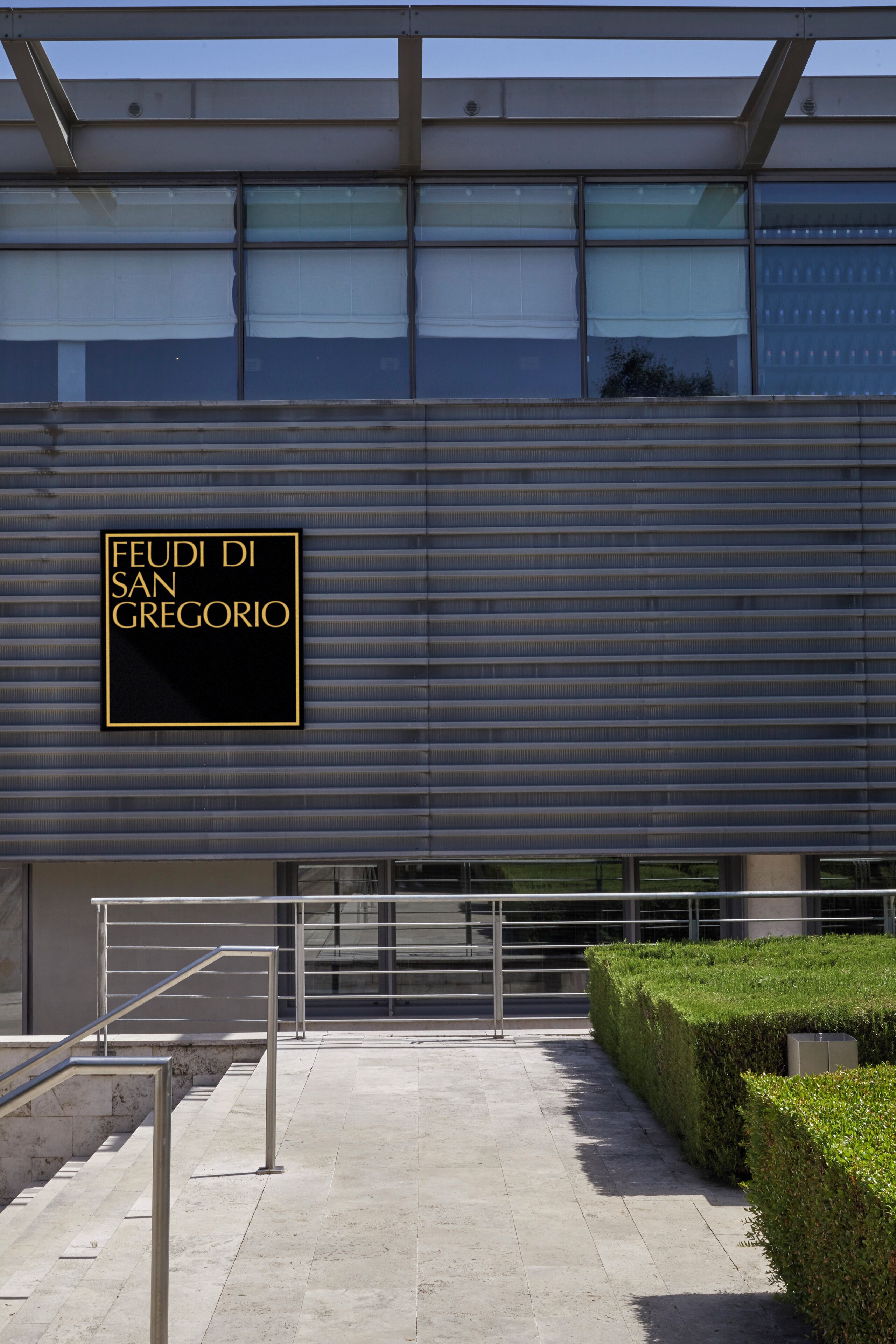 Une façade d’immeuble sur laquelle on peut lire l’inscription « FEUDI DI SAN GREGORIO ».
