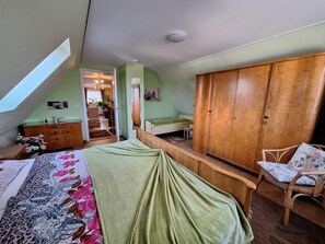 1 bedroom, desk, free WiFi, bed sheets