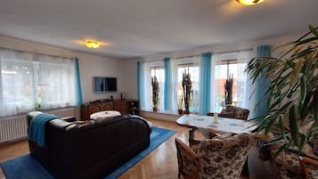 Fernseher, Bücher, Stereoanlage