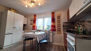 Coffee/tea maker, fridge, stovetop, dishwasher