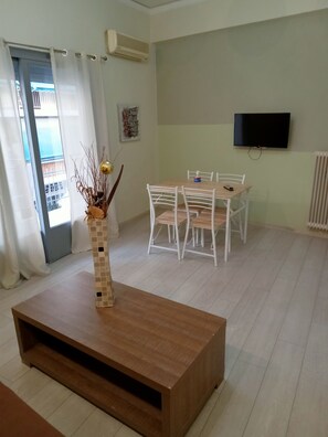 Dining - koukaki-Comfy with a balcony apt (Athina)