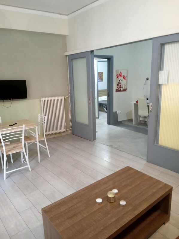 2 bedrooms, desk, iron/ironing board, WiFi