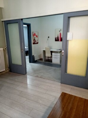 2 habitaciones, escritorio, tabla de planchar con plancha y wifi 