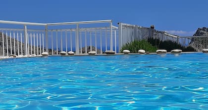 Villa Selene: ruhige Lage mit Pool und Meerblick