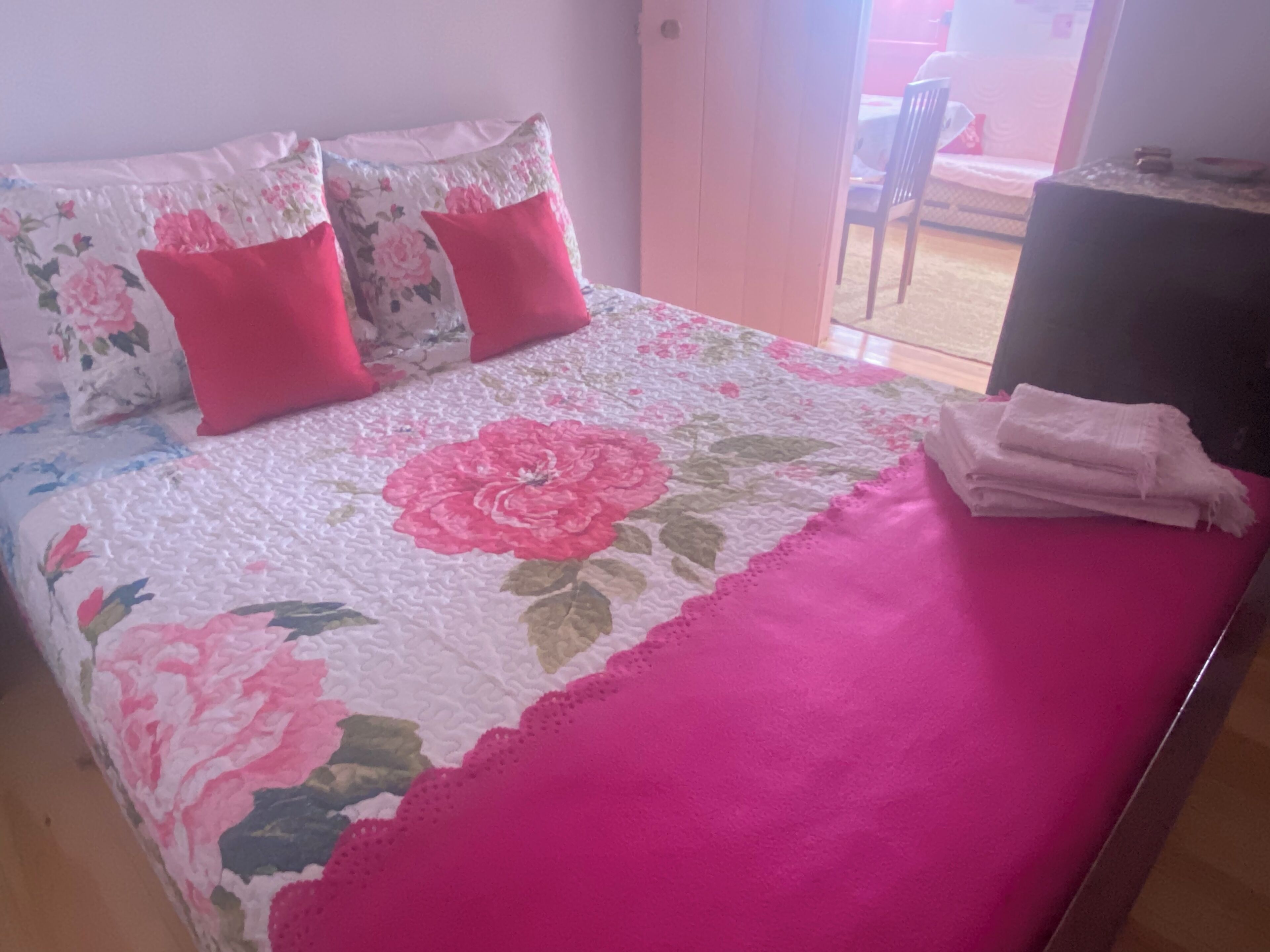 2 habitaciones, tabla de planchar con plancha y cuna de viaje 