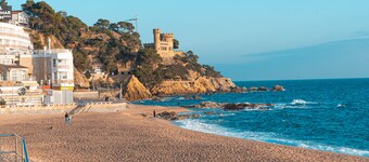 Spacious apartment, with views, bright, renovated and in front on the beach!