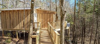 Romantic Treehouse Hideaway: Two Crackling Fireplaces Await Your Escape