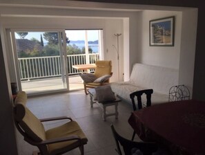 TV - Apartment in a family house (Le Lavandou)