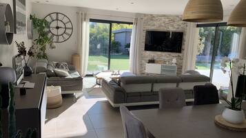 TV connectée, cheminée, baby-foot, table de tennis de table