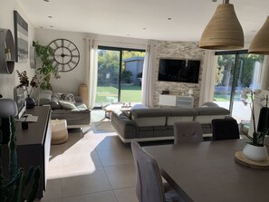 Smart-tv, een open haard, tafelvoetbal en een tafeltennistafel