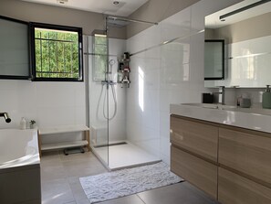 Bathtub, hair dryer, soap, toilet paper - Villa with pool in a haven of peace (Sommières)