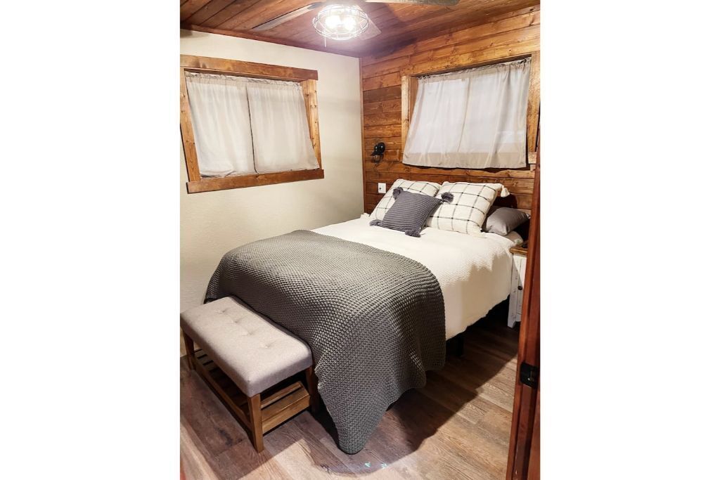 Cozy Cabin with river view and access