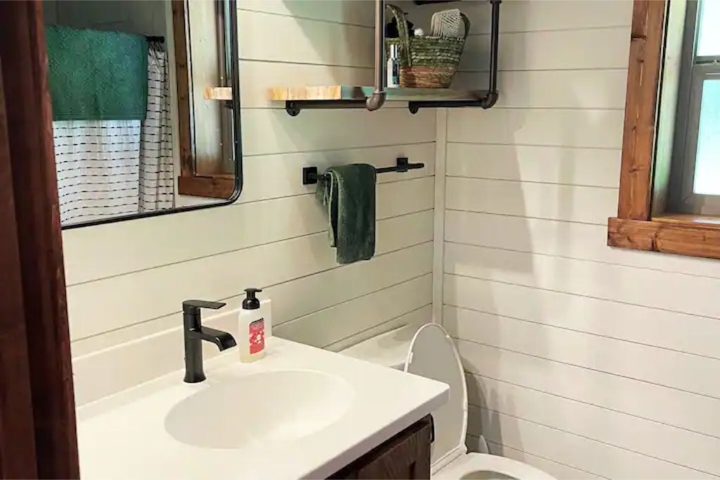 Cozy Cabin with river view and access