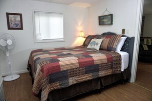 2 bedrooms, iron/ironing board, free WiFi, bed sheets - Cozy Home w/ Doggy Fence (Warsaw)