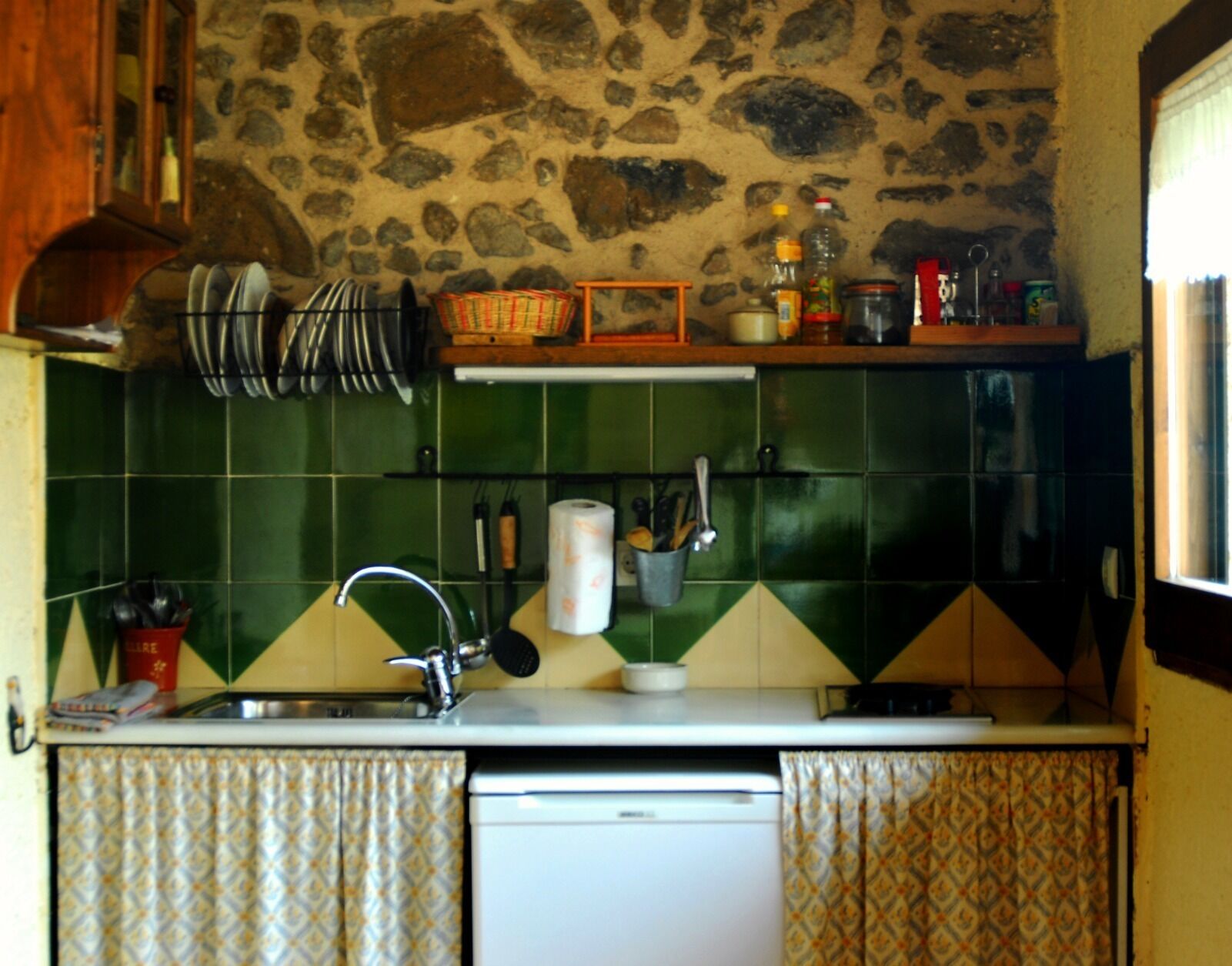 Study in a rural house within the natural park of the volcanoes. garden and pool