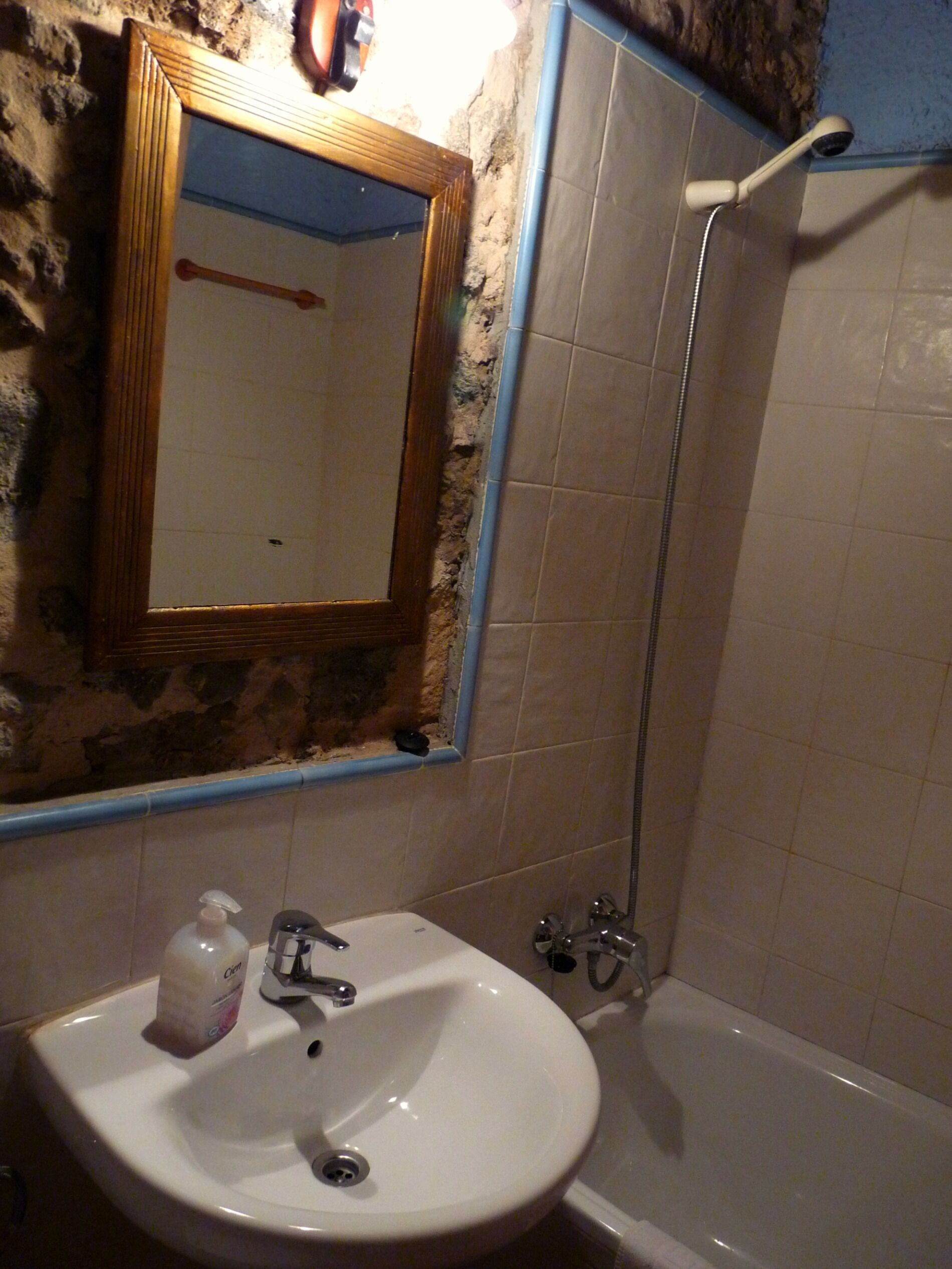 Study in a rural house within the natural park of the volcanoes. garden and pool