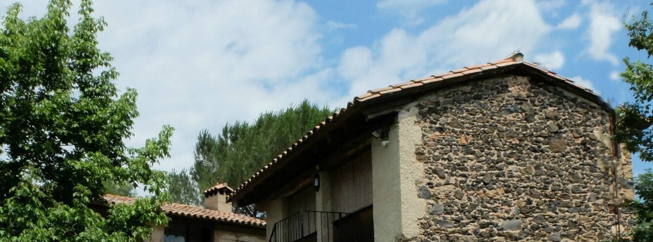 Study in a rural house within the natural park of the volcanoes. garden and pool