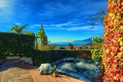 House with private garden, pool, jacuzzi and electric bikes