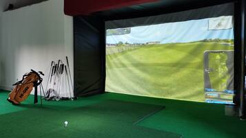Indoor golf driving range